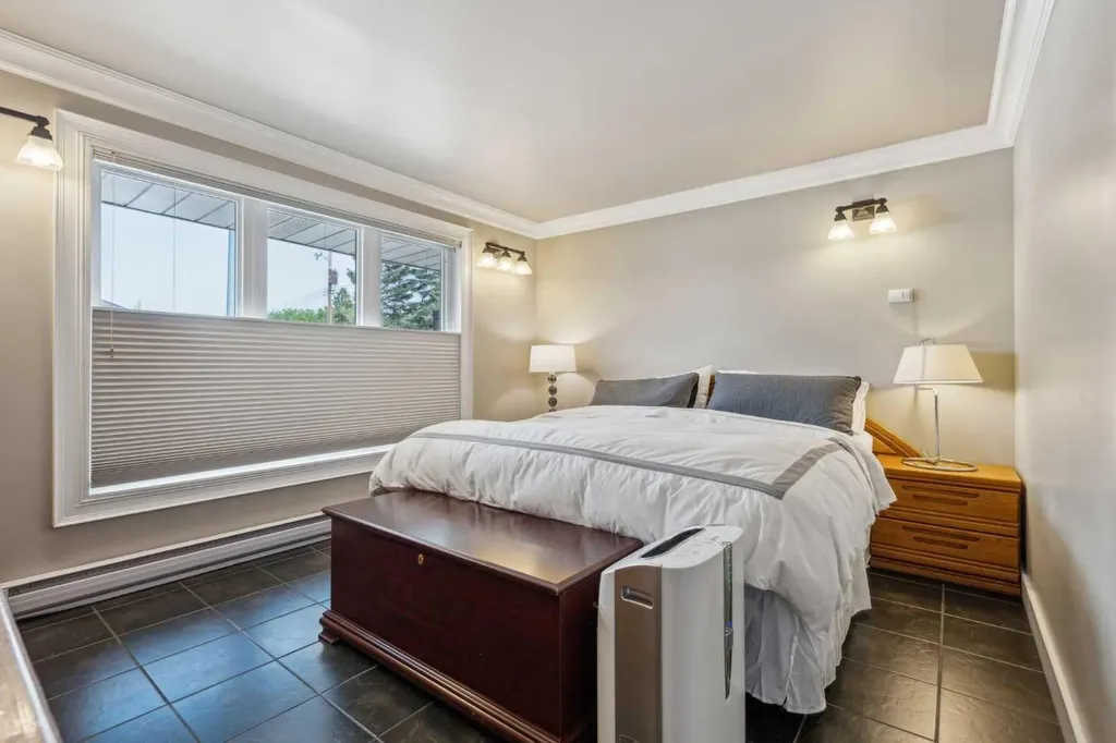 25 Manor Road SW Calgary AB T2V 2A1
