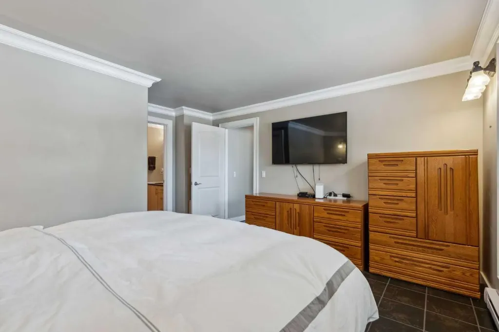 25 Manor Road SW Calgary AB T2V 2A1