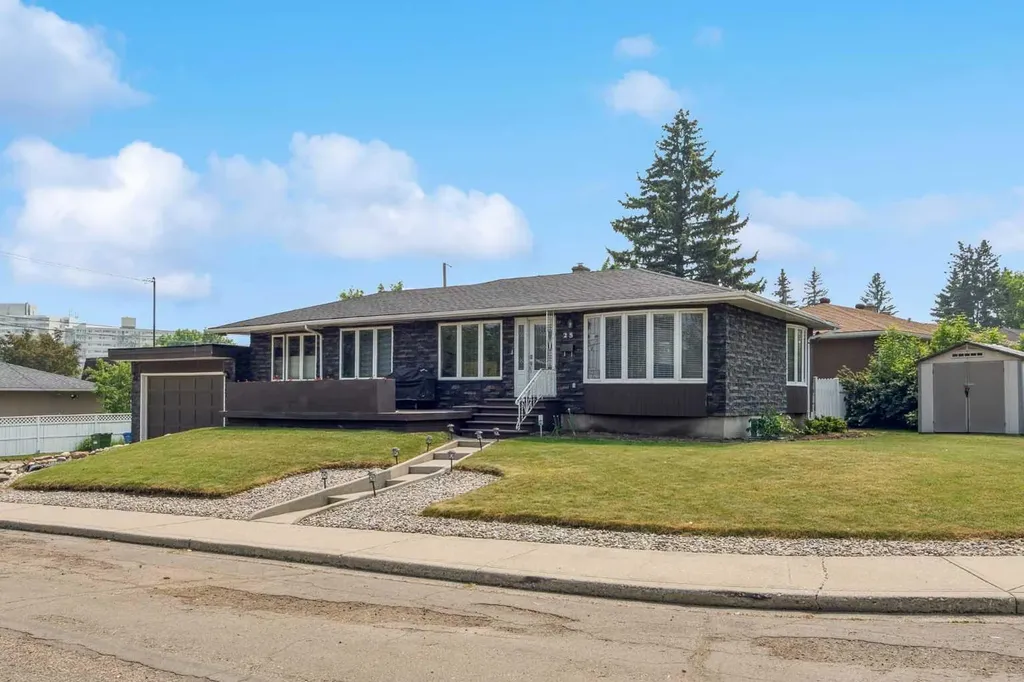 25 Manor Road SW Calgary AB T2V 2A1