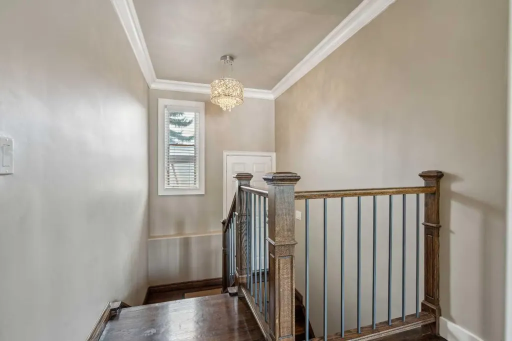 25 Manor Road SW Calgary AB T2V 2A1