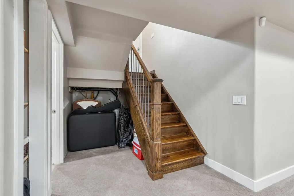 25 Manor Road SW Calgary AB T2V 2A1