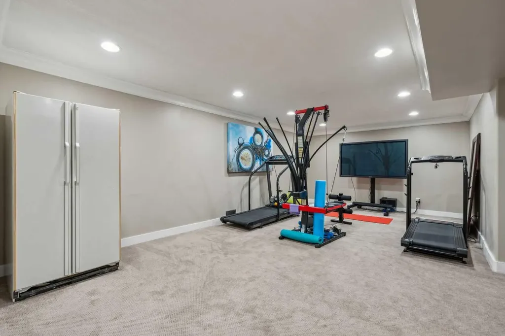 25 Manor Road SW Calgary AB T2V 2A1