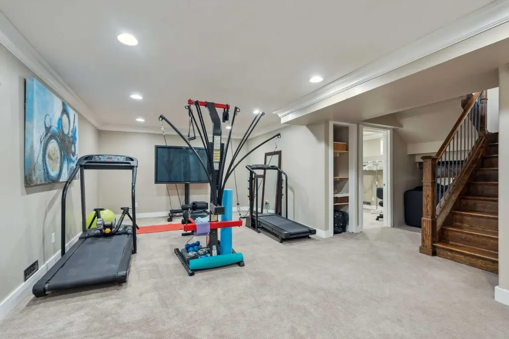 25 Manor Road SW Calgary AB T2V 2A1