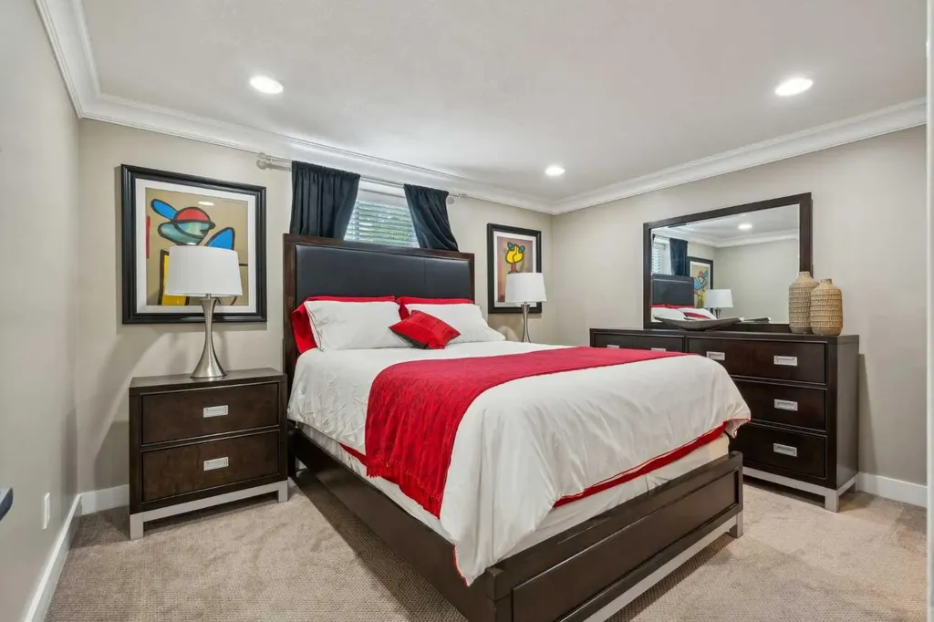 25 Manor Road SW Calgary AB T2V 2A1