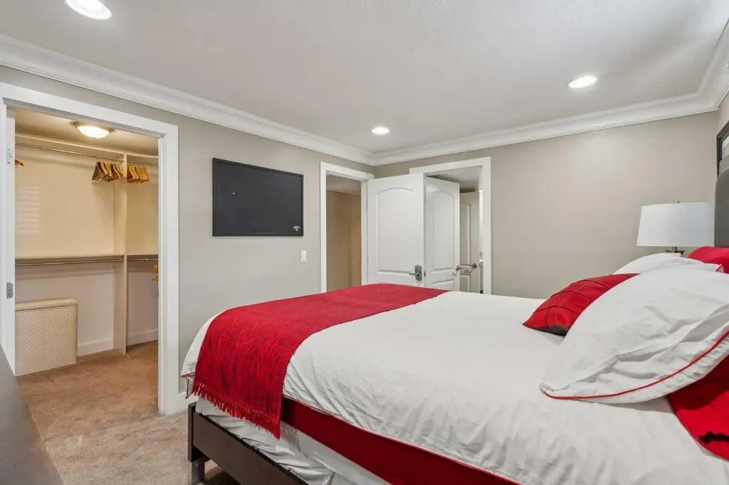 25 Manor Road SW Calgary AB T2V 2A1