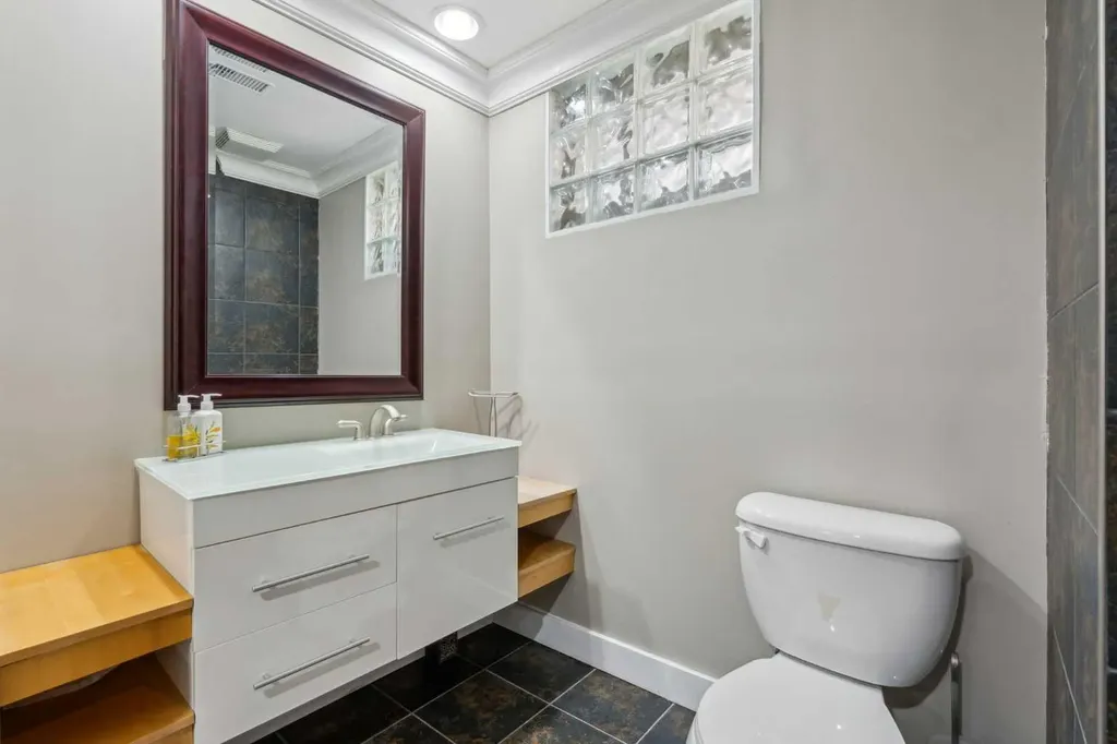 25 Manor Road SW Calgary AB T2V 2A1