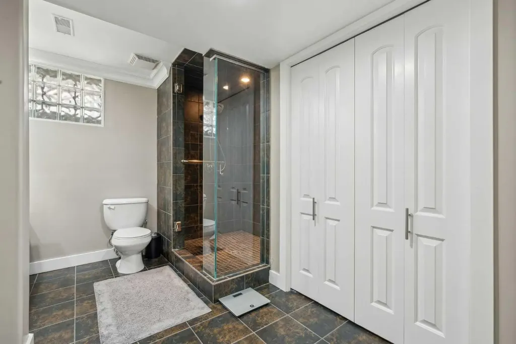 25 Manor Road SW Calgary AB T2V 2A1