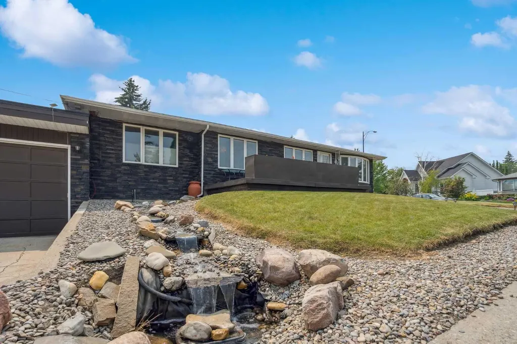 25 Manor Road SW Calgary AB T2V 2A1
