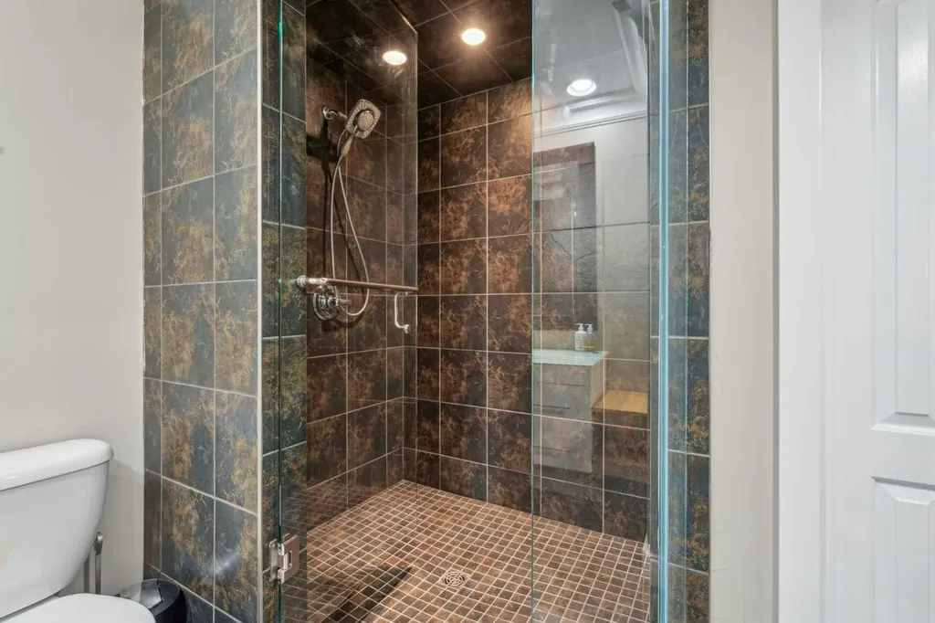 25 Manor Road SW Calgary AB T2V 2A1