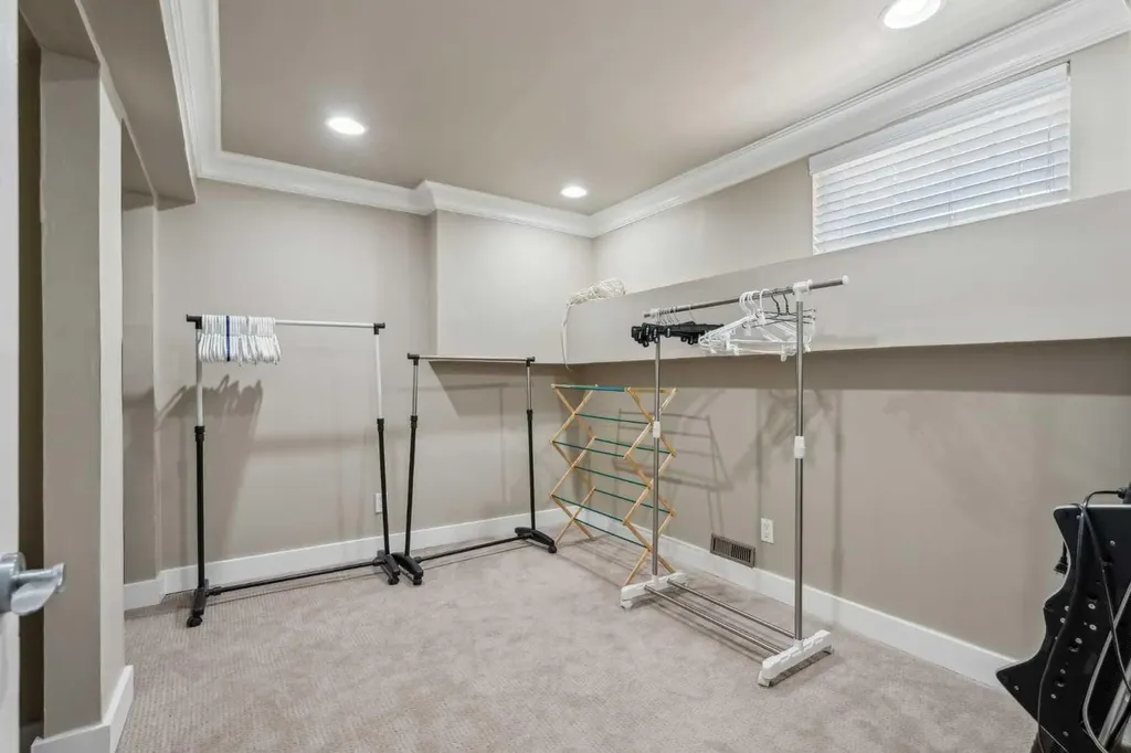 25 Manor Road SW Calgary AB T2V 2A1