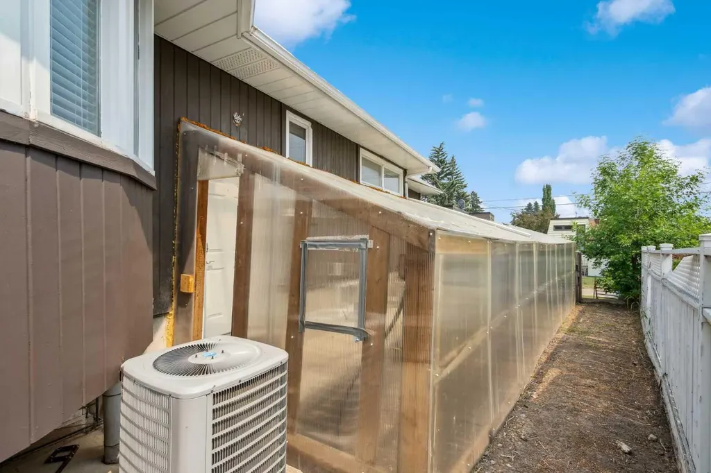 25 Manor Road SW Calgary AB T2V 2A1