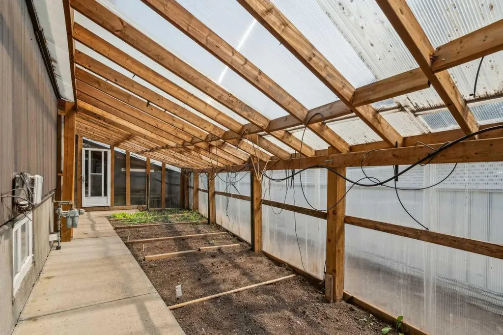 25 Manor Road SW Calgary AB T2V 2A1