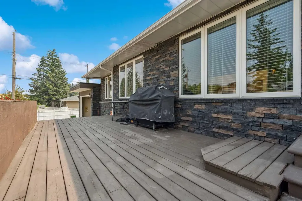 25 Manor Road SW Calgary AB T2V 2A1