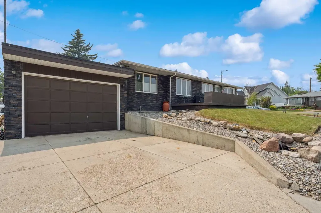 25 Manor Road SW Calgary AB T2V 2A1