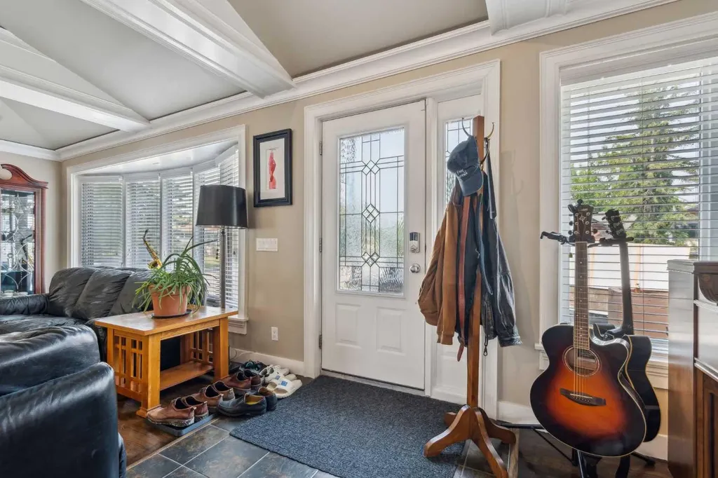 25 Manor Road SW Calgary AB T2V 2A1