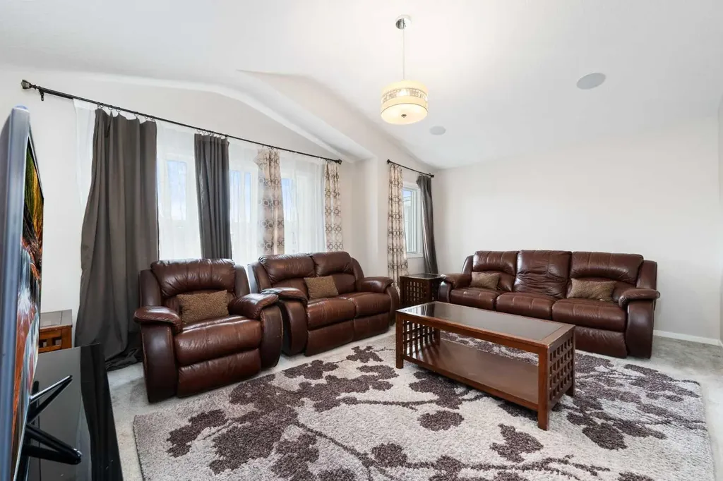 229 Kingsbury Close SE Airdrie AB T4A 0R3