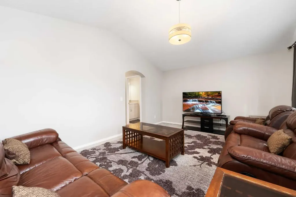 229 Kingsbury Close SE Airdrie AB T4A 0R3