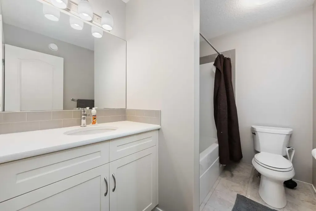229 Kingsbury Close SE Airdrie AB T4A 0R3