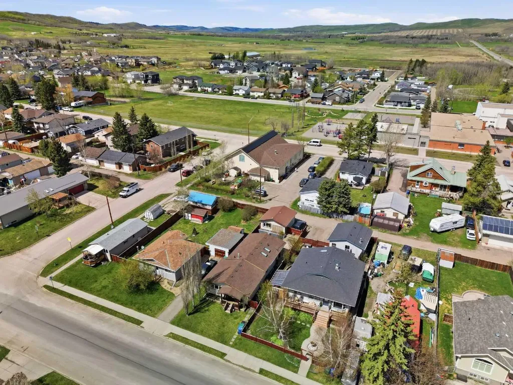 118 Frontenac Avenue NW Diamond Valley AB T0L 2A0
