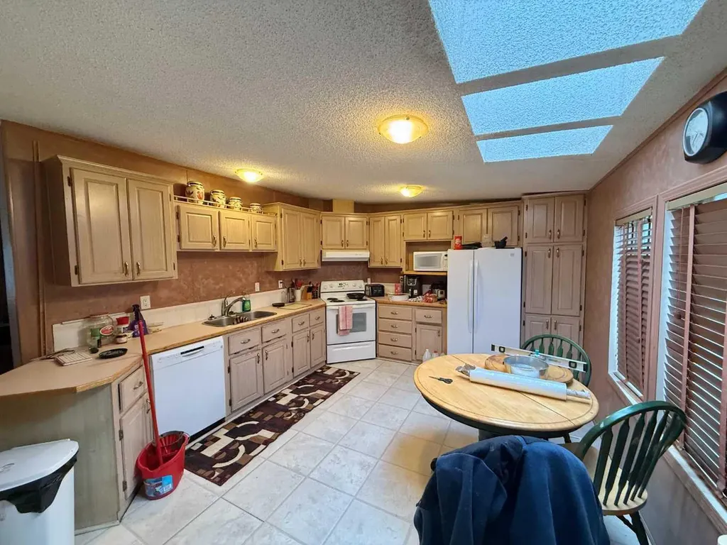 195 Skogg Avenue Hinton AB T7V1A6