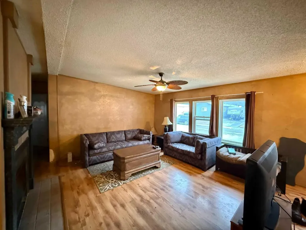 195 Skogg Avenue Hinton AB T7V1A6