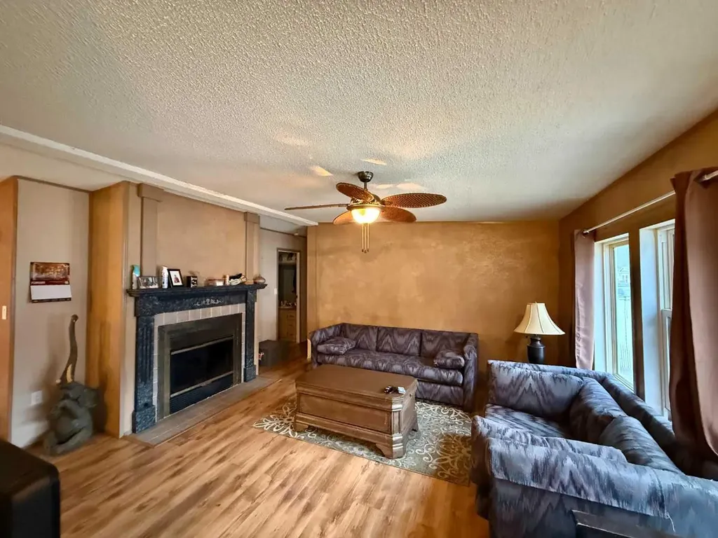 195 Skogg Avenue Hinton AB T7V1A6