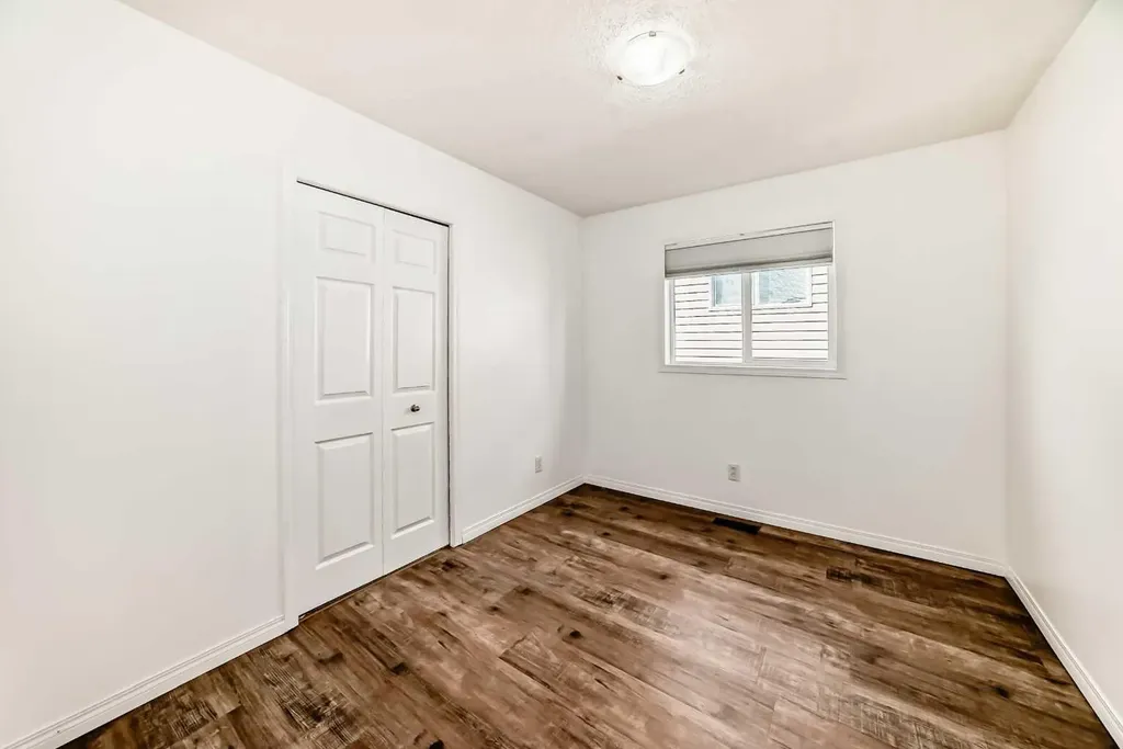 54 Royal Elm Road NW Calgary AB T3G 5V7
