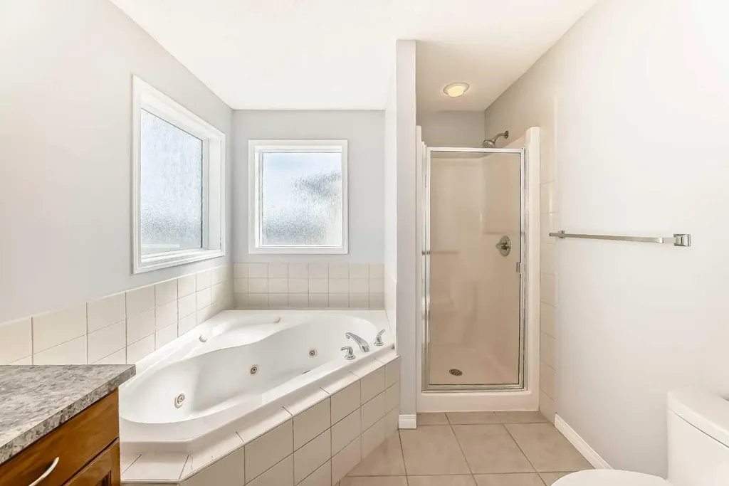54 Royal Elm Road NW Calgary AB T3G 5V7