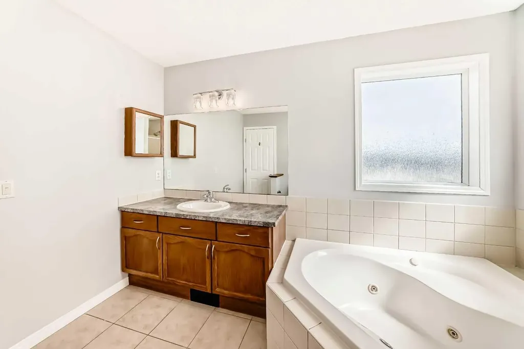 54 Royal Elm Road NW Calgary AB T3G 5V7