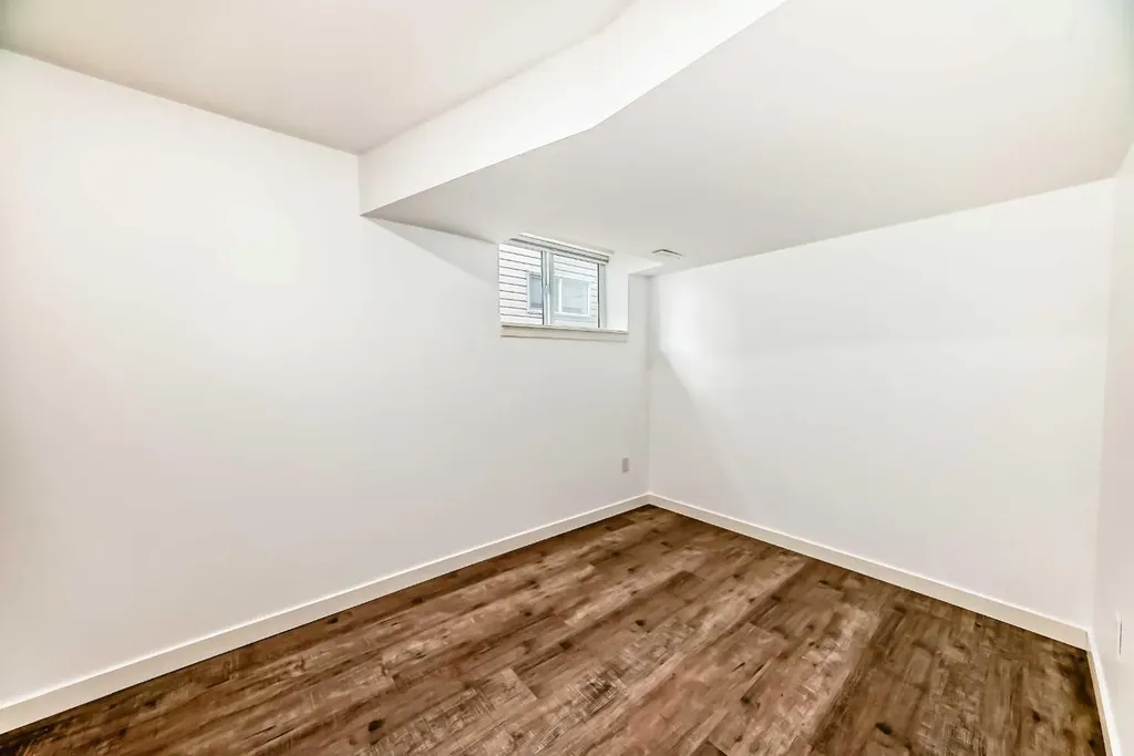 54 Royal Elm Road NW Calgary AB T3G 5V7