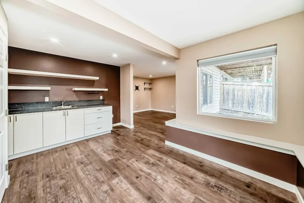 54 Royal Elm Road NW Calgary AB T3G 5V7