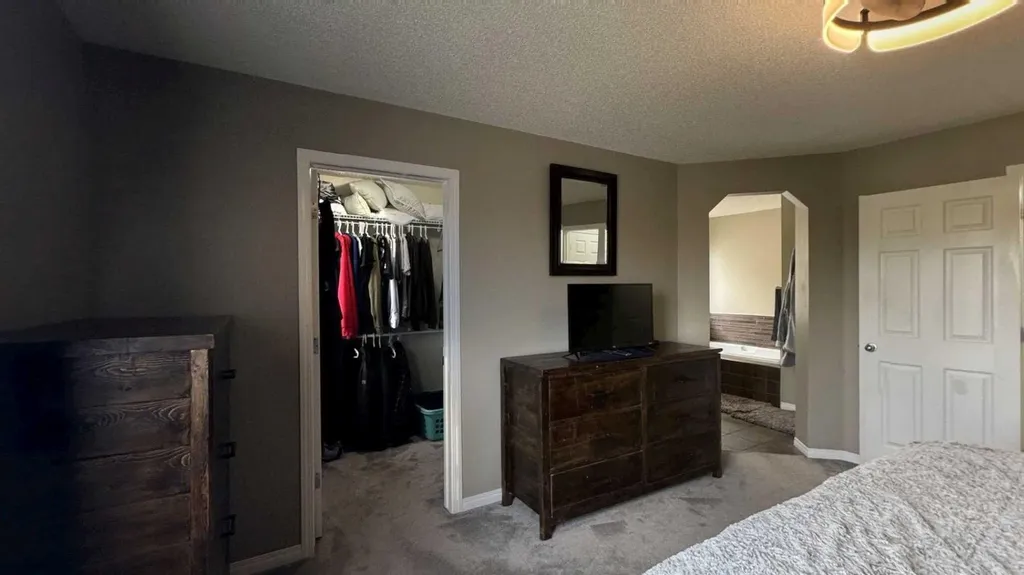 379 Cimarron Boulevard Okotoks AB T1S2L8