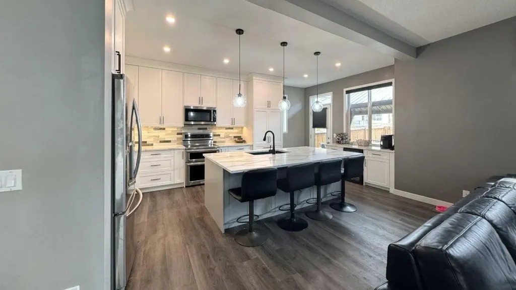 379 Cimarron Boulevard Okotoks AB T1S2L8