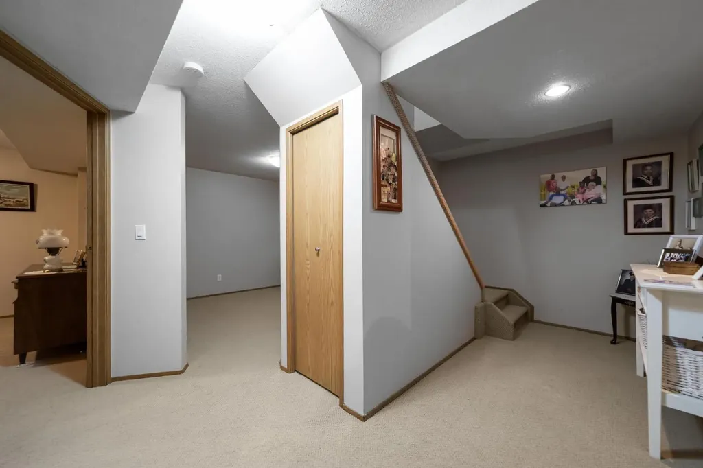 3932 56a Street Close Camrose AB T4V 4L1