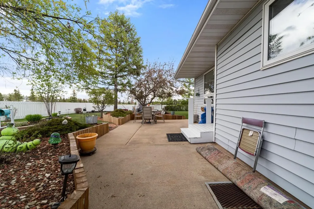 3932 56a Street Close Camrose AB T4V 4L1