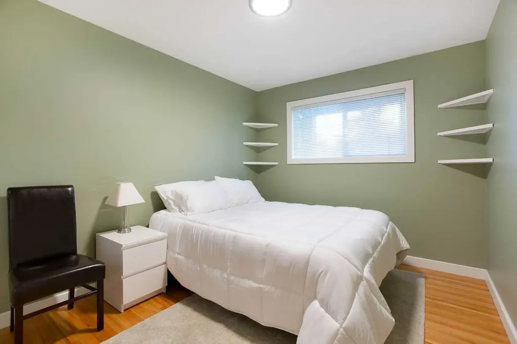 5028 Vanstone Crescent NW Calgary AB T3A 0V9