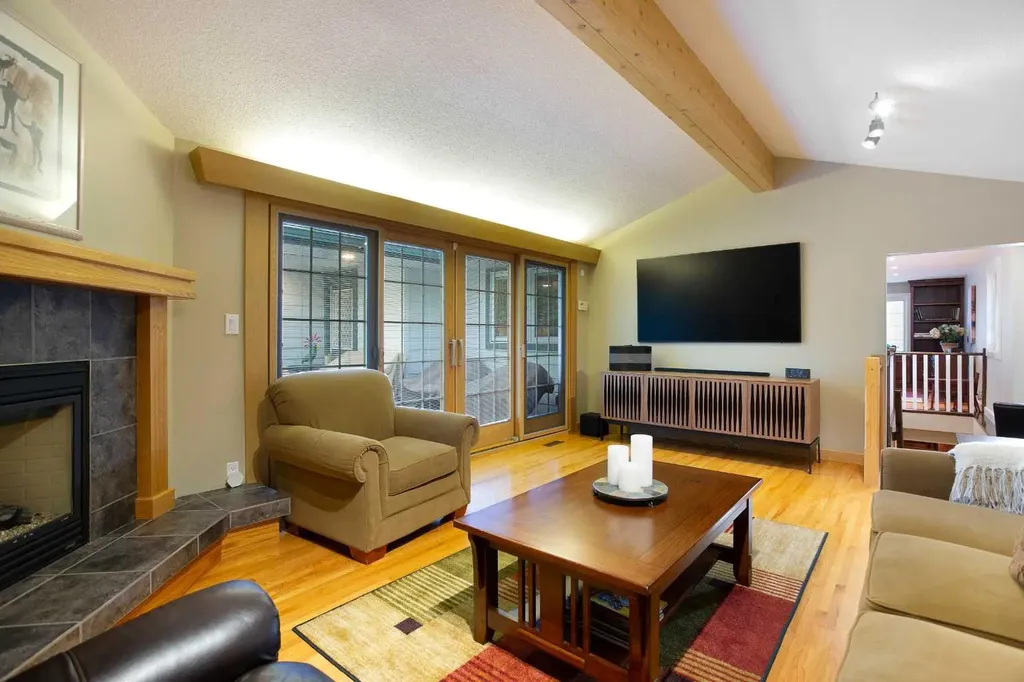 5028 Vanstone Crescent NW Calgary AB T3A 0V9