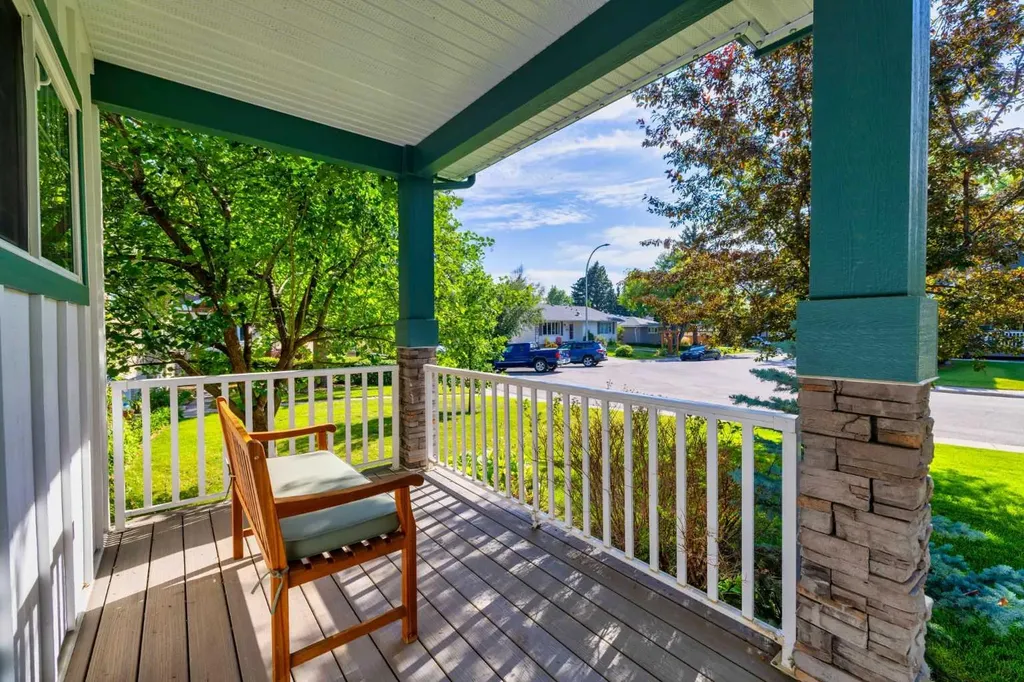 5028 Vanstone Crescent NW Calgary AB T3A 0V9