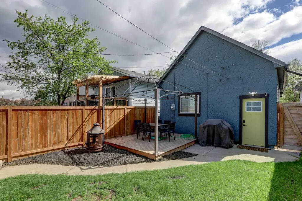 2307 15a Street SE Calgary AB T2G 3N3
