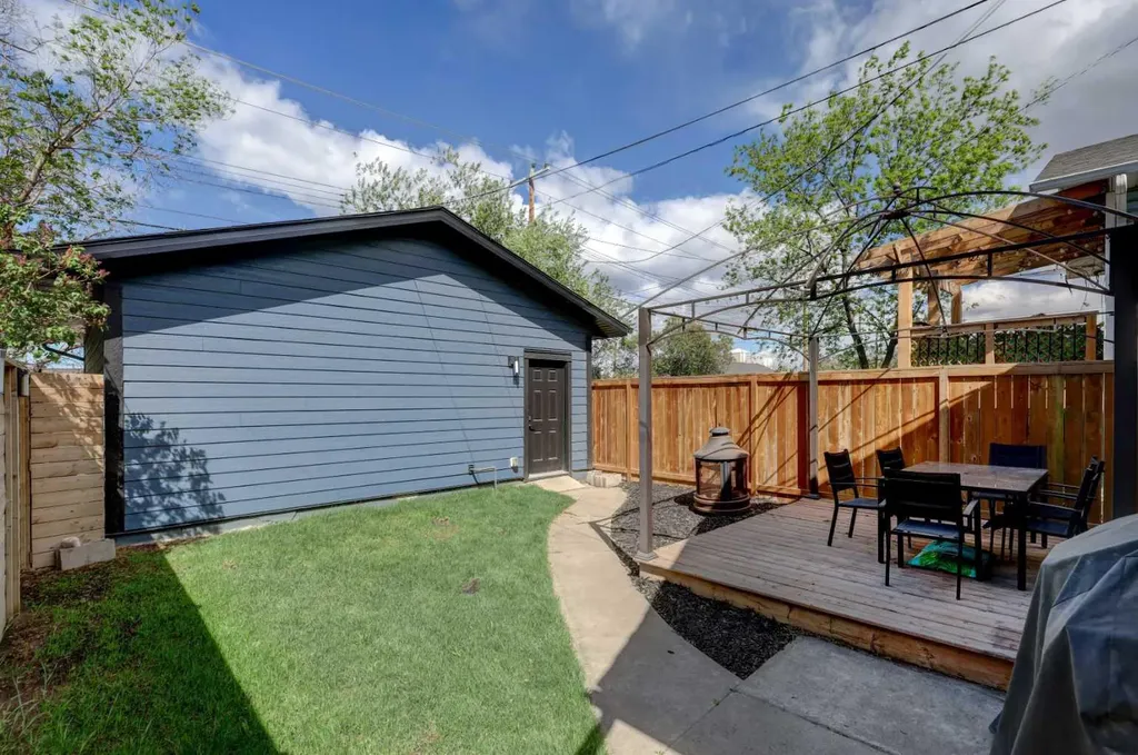 2307 15a Street SE Calgary AB T2G 3N3