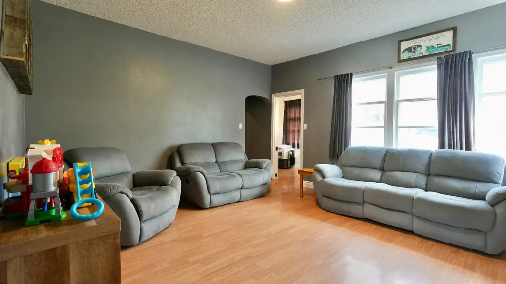 10122 106 Avenue Peace River AB T8S 1K9