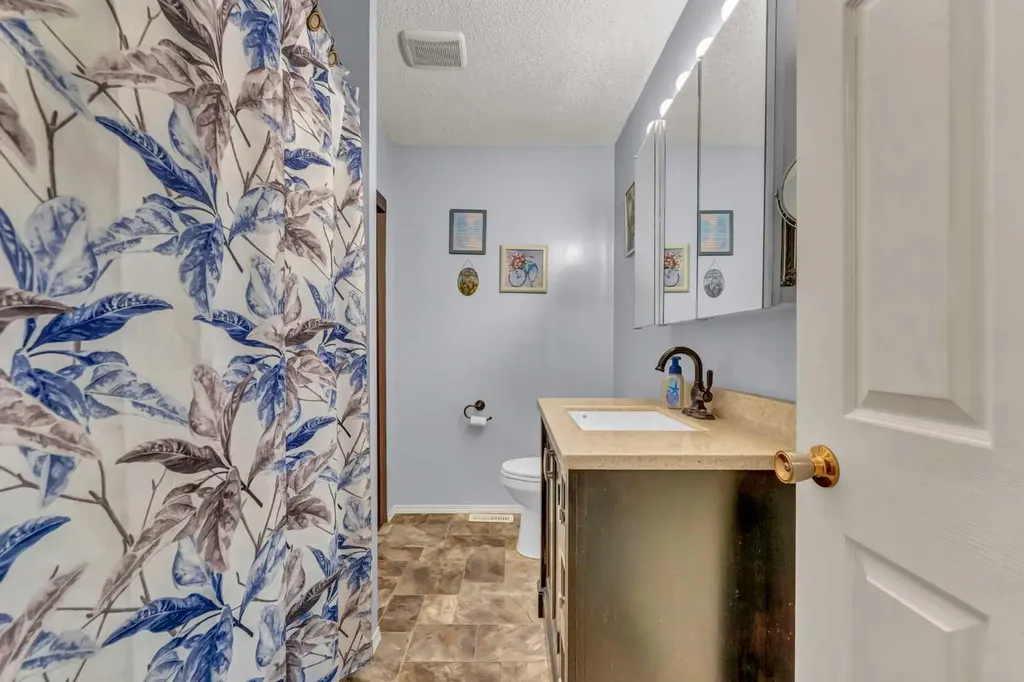2121 Hull Way NE Medicine Hat AB T1C 1R9