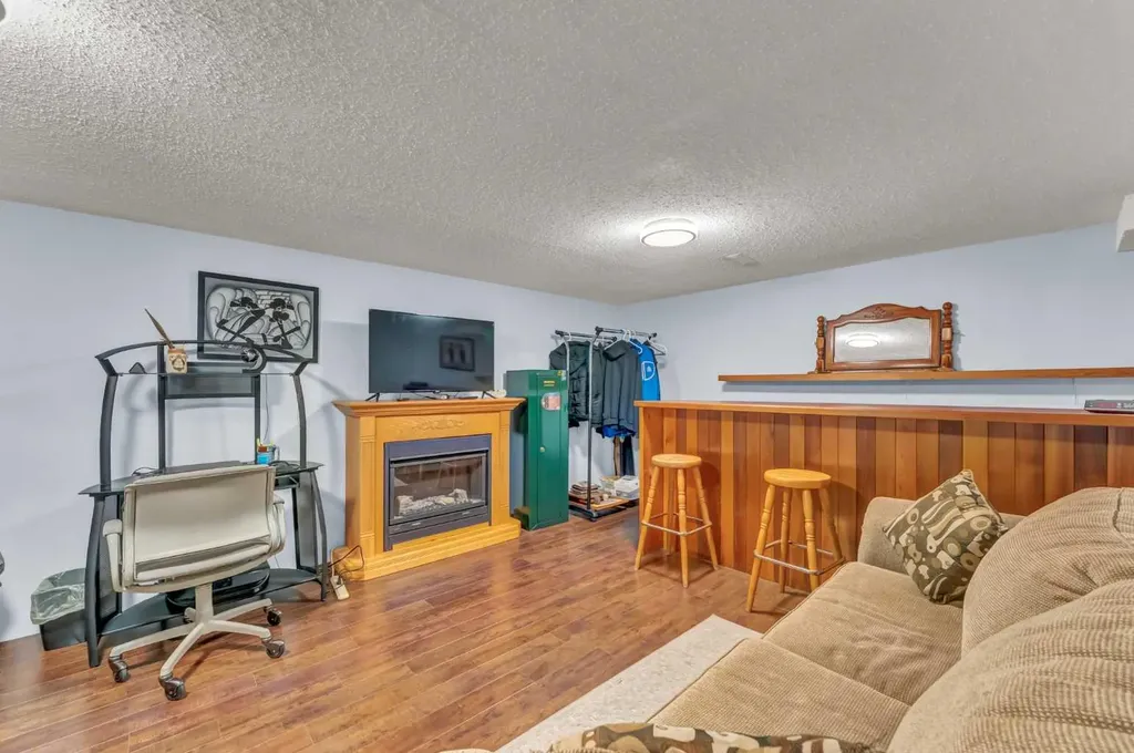 2121 Hull Way NE Medicine Hat AB T1C 1R9