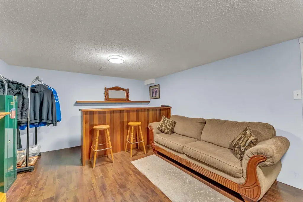 2121 Hull Way NE Medicine Hat AB T1C 1R9