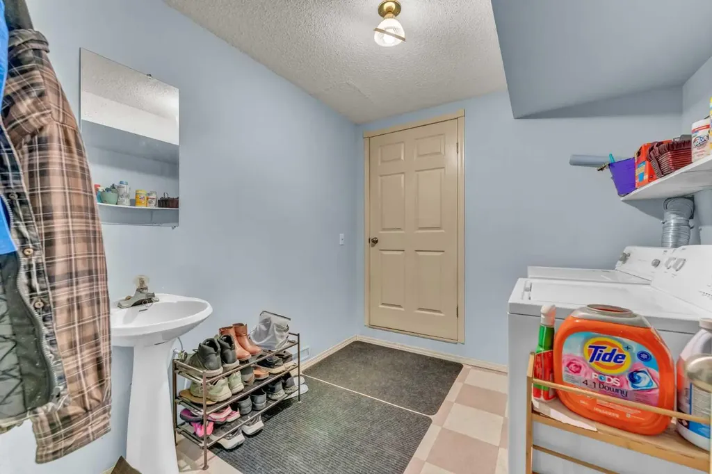 2121 Hull Way NE Medicine Hat AB T1C 1R9