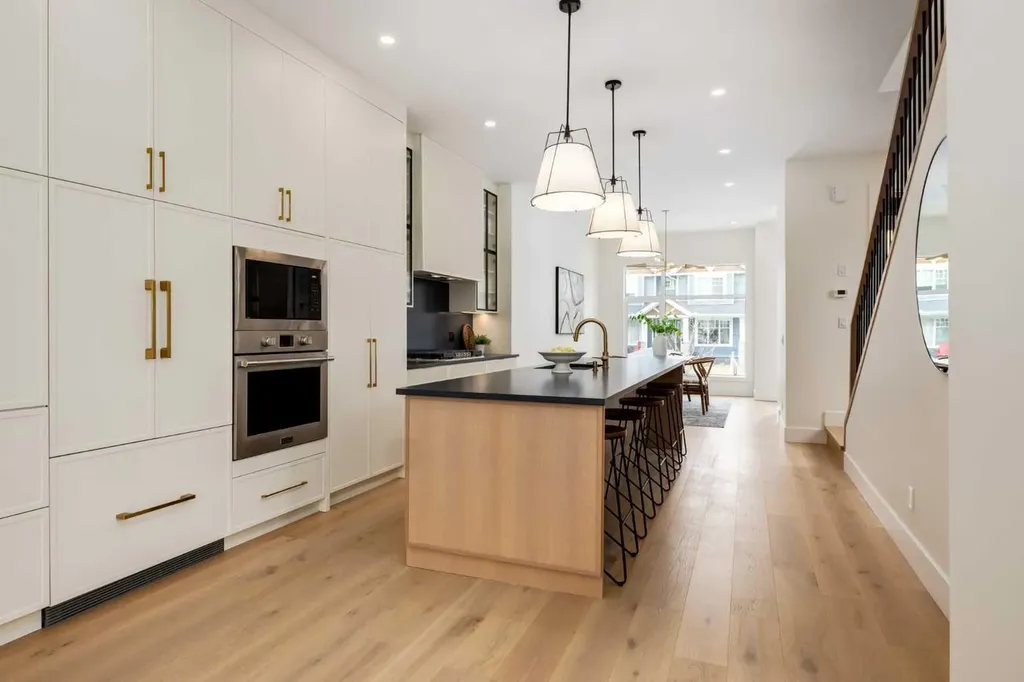 631 28 Avenue NW Calgary AB T2M2L2