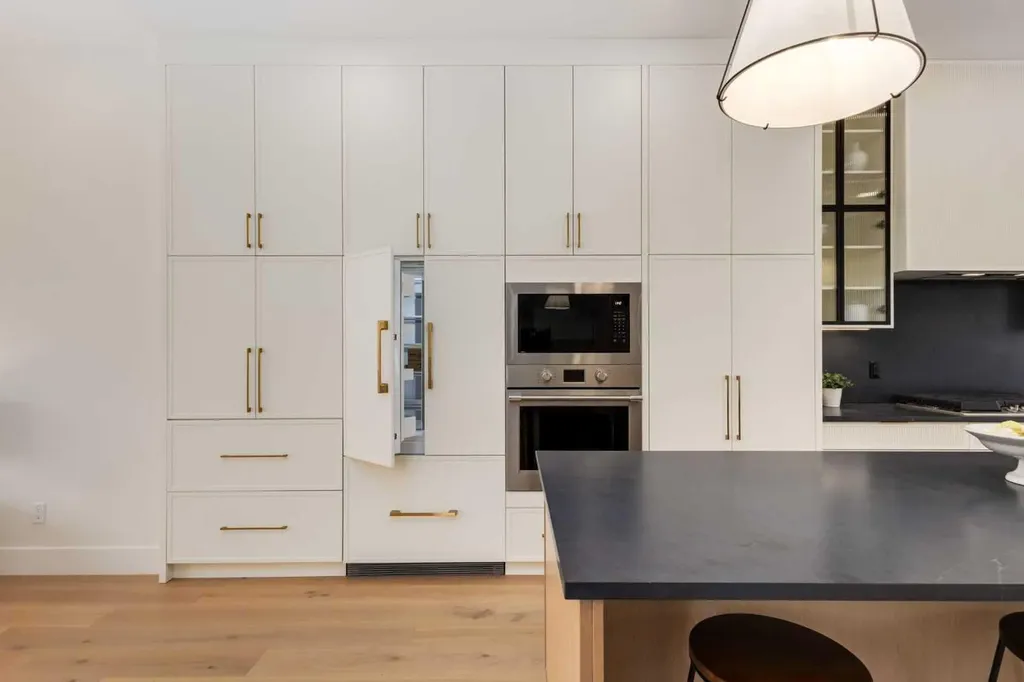 631 28 Avenue NW Calgary AB T2M2L2