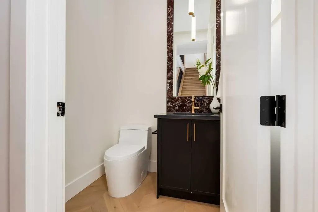 631 28 Avenue NW Calgary AB T2M2L2