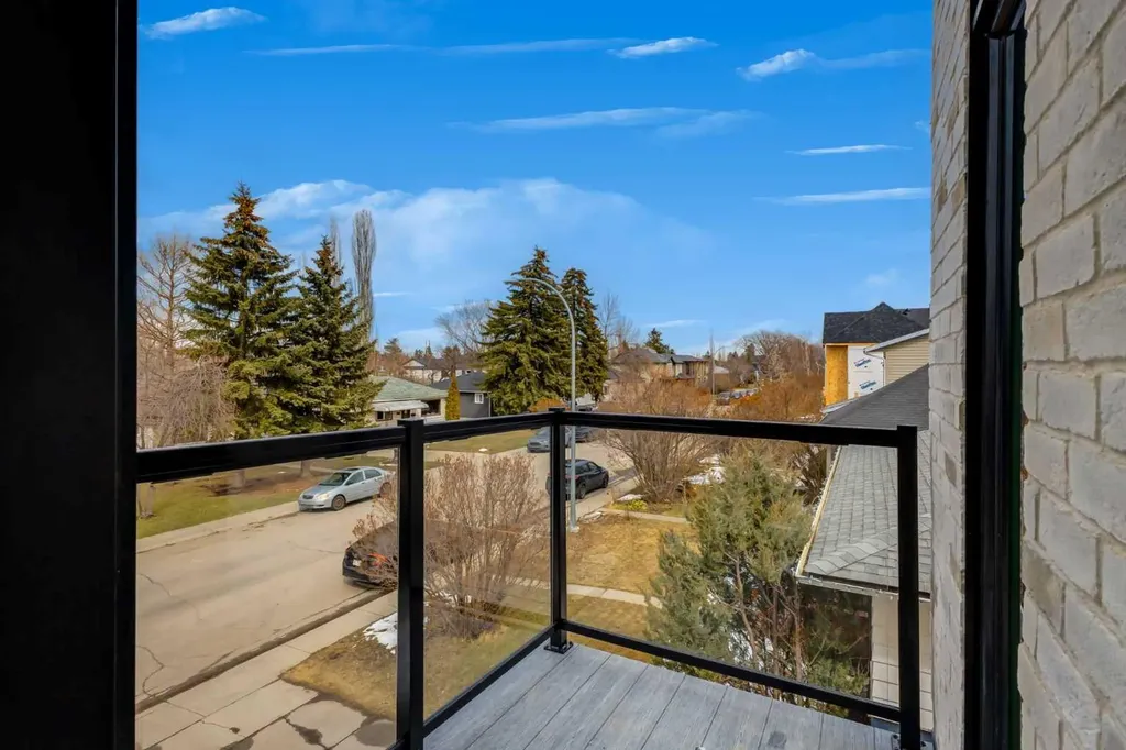 631 28 Avenue NW Calgary AB T2M2L2
