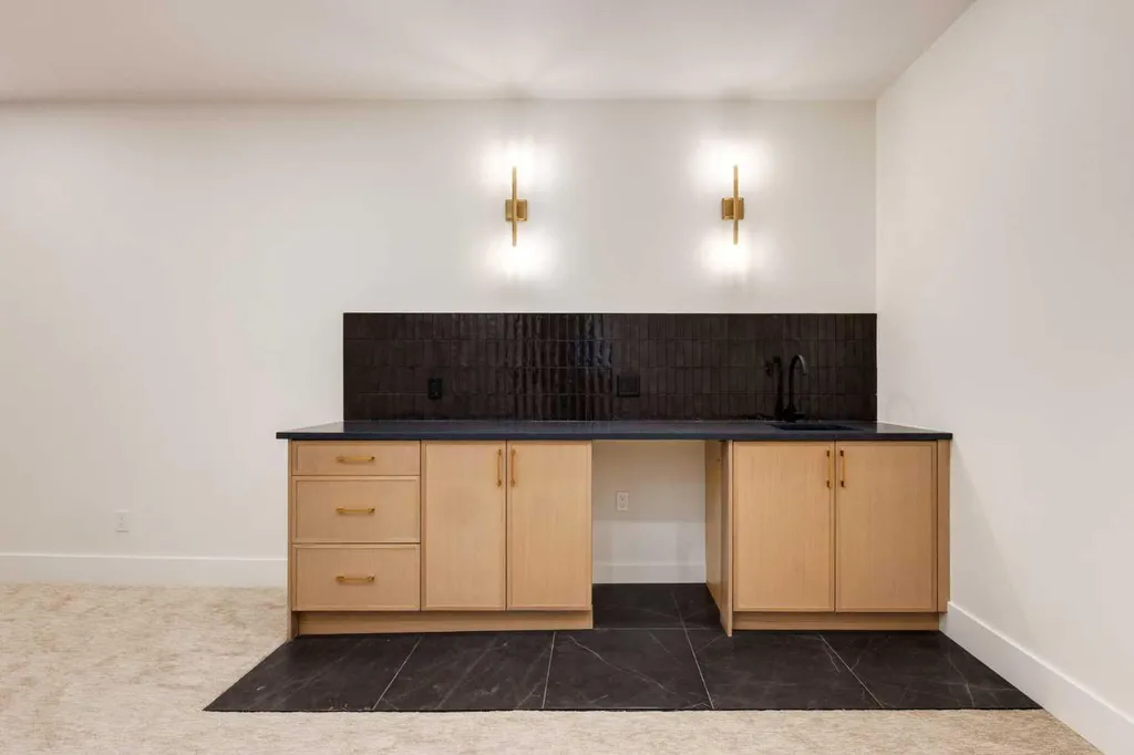 631 28 Avenue NW Calgary AB T2M2L2